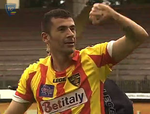 Mariano Bogliacino festeggia dopo il gol
