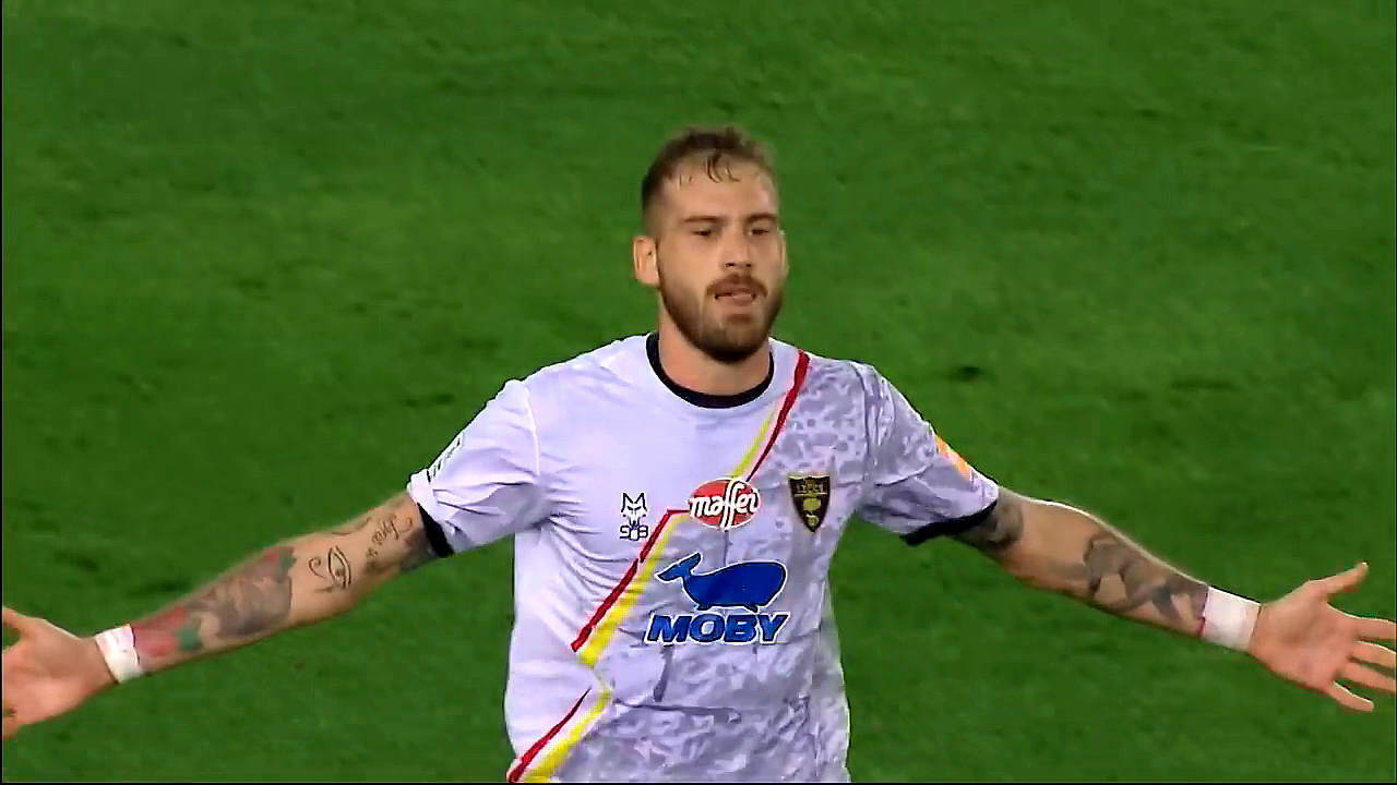 La Mantia festeggia il gol al Verona