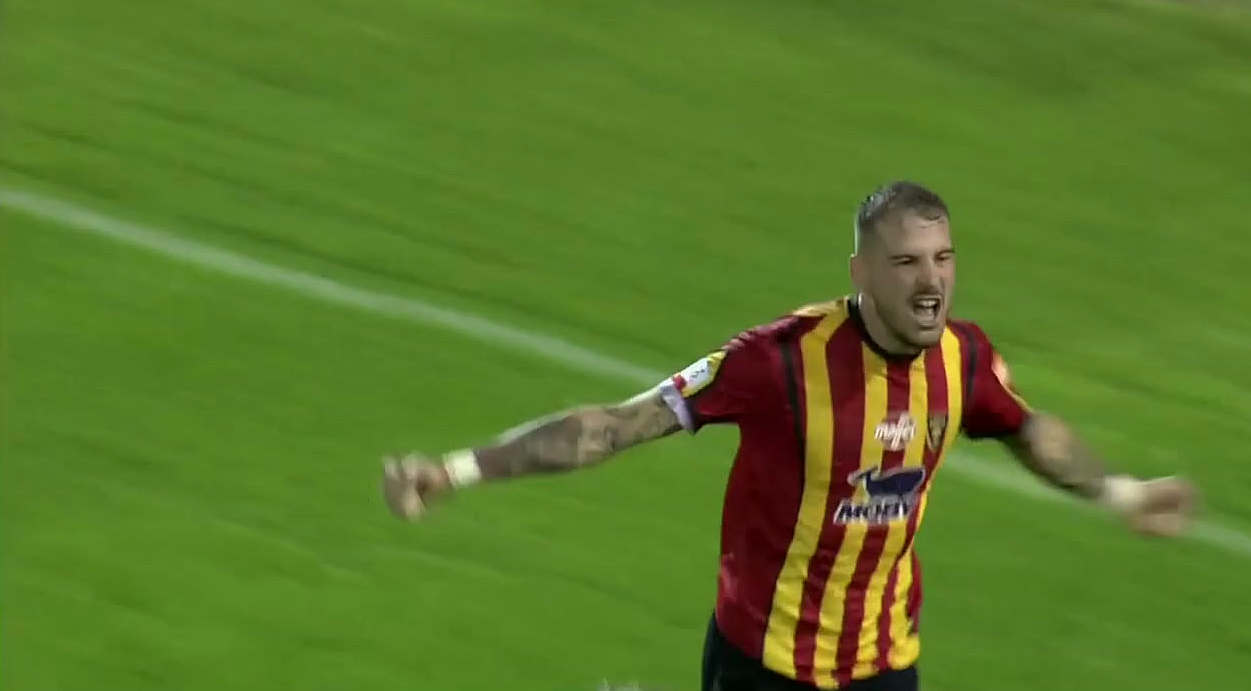 La Mantia esulta dopo il gol alla Cremonese
