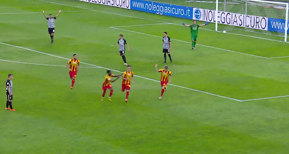 L'esultanza dopo il gol di Henderson a Ascoli
