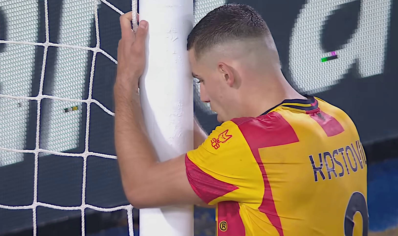 Krstovic si dispera dopo un errore