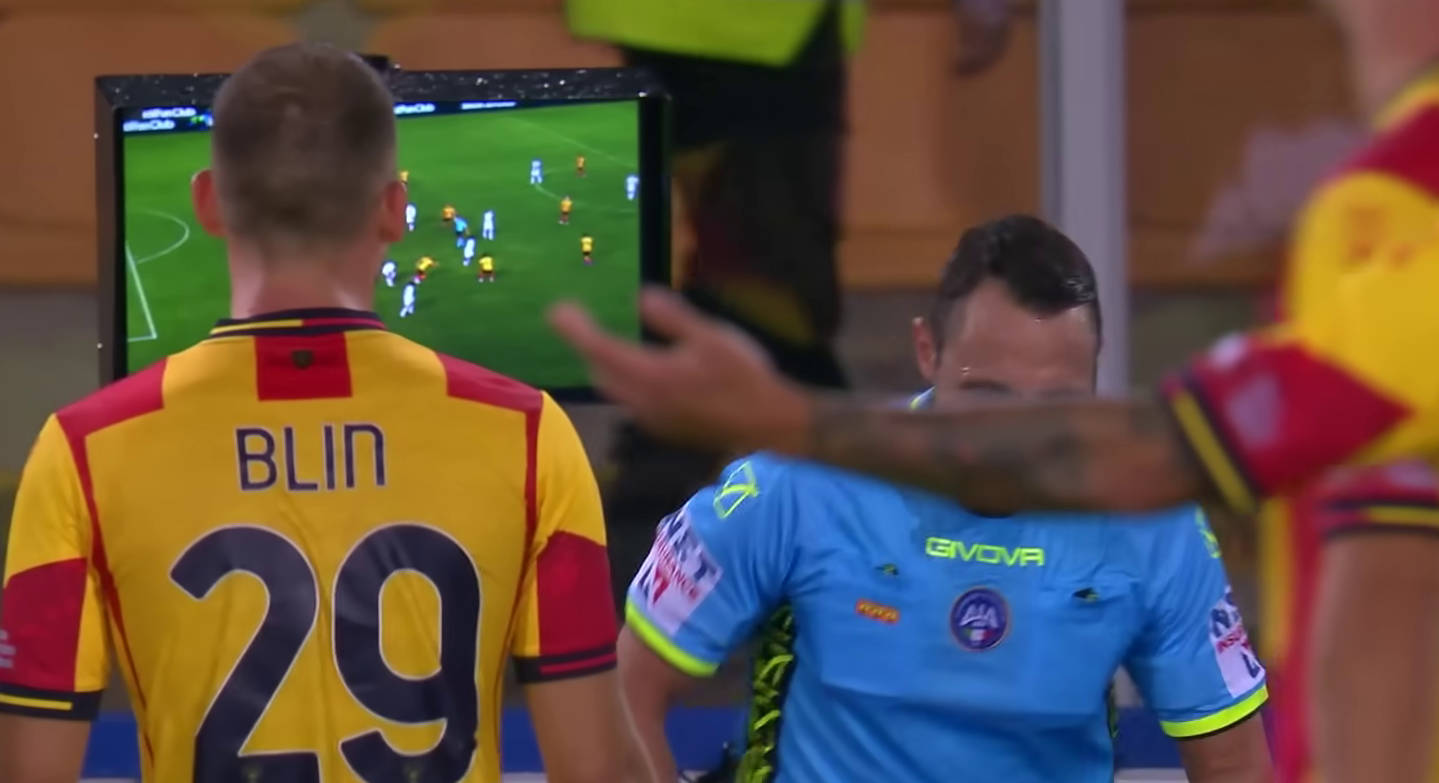 Arbitro e giocatori al VAR in Lecce-Milan